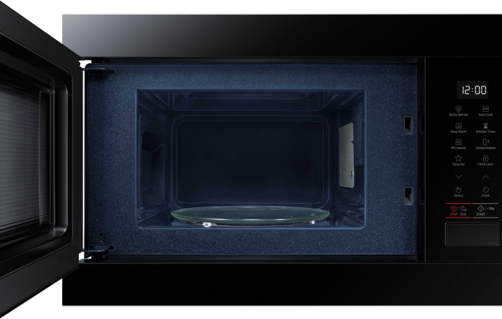 Het interieur van een geopende magnetron. Het interieur is donker, met een glazen plaat en bedieningspaneel.