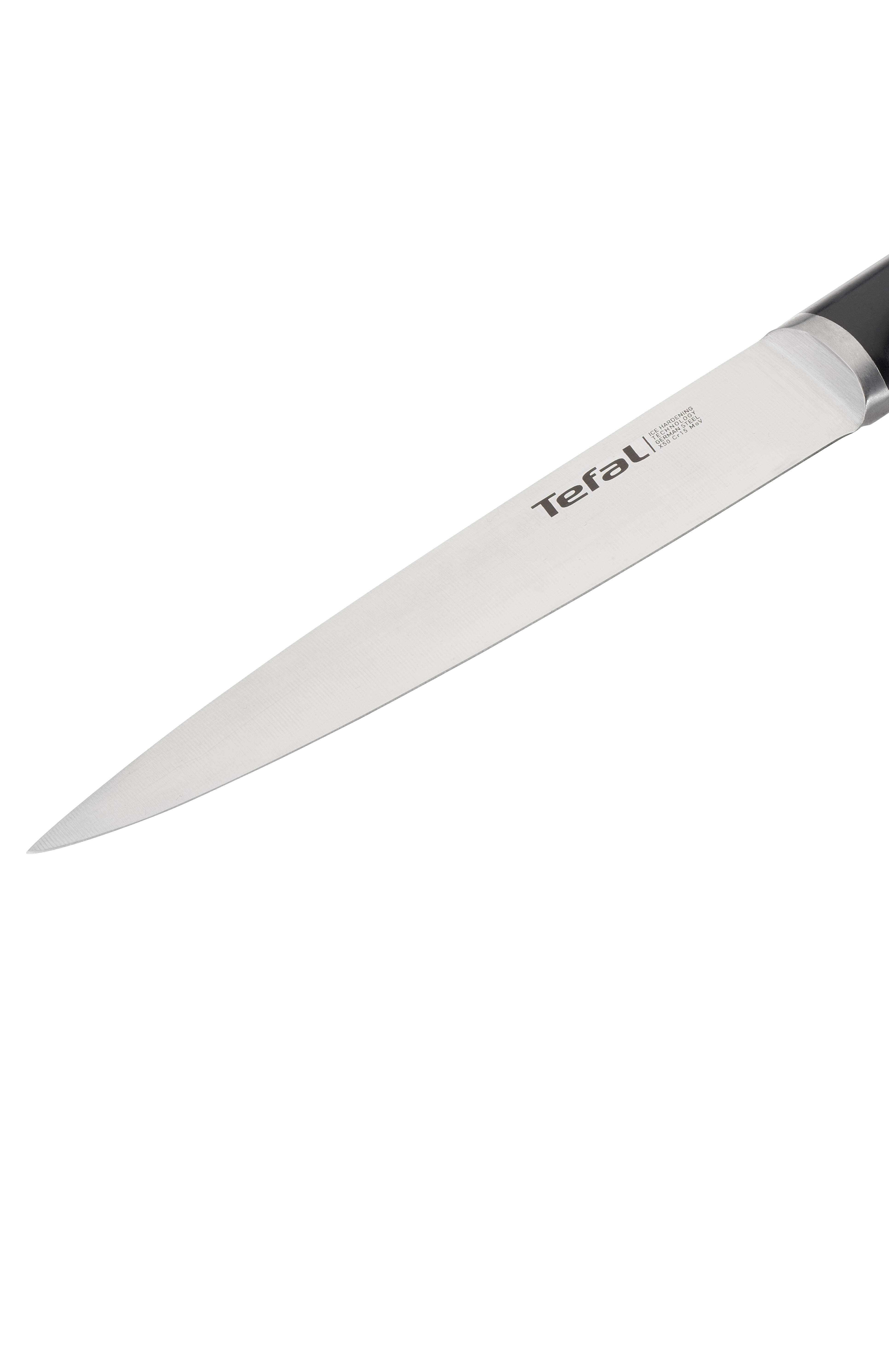 Egy Tefal kés ezüst pengével és fekete nyéllel. A penge hegyes.