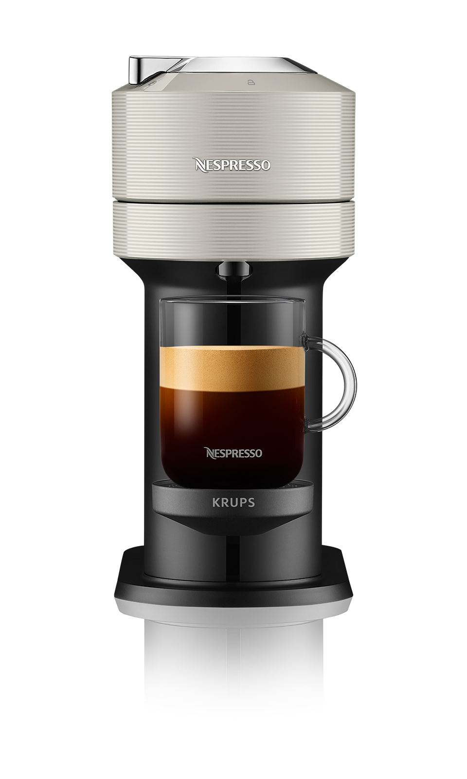 Una cafetera Nespresso Vertuo blanca y plateada con un vaso de café en una taza transparente.