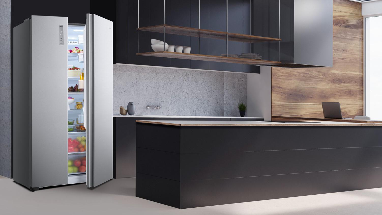 Moderne Küche mit geöffnetem Kühlschrank, Theke und Regalen.