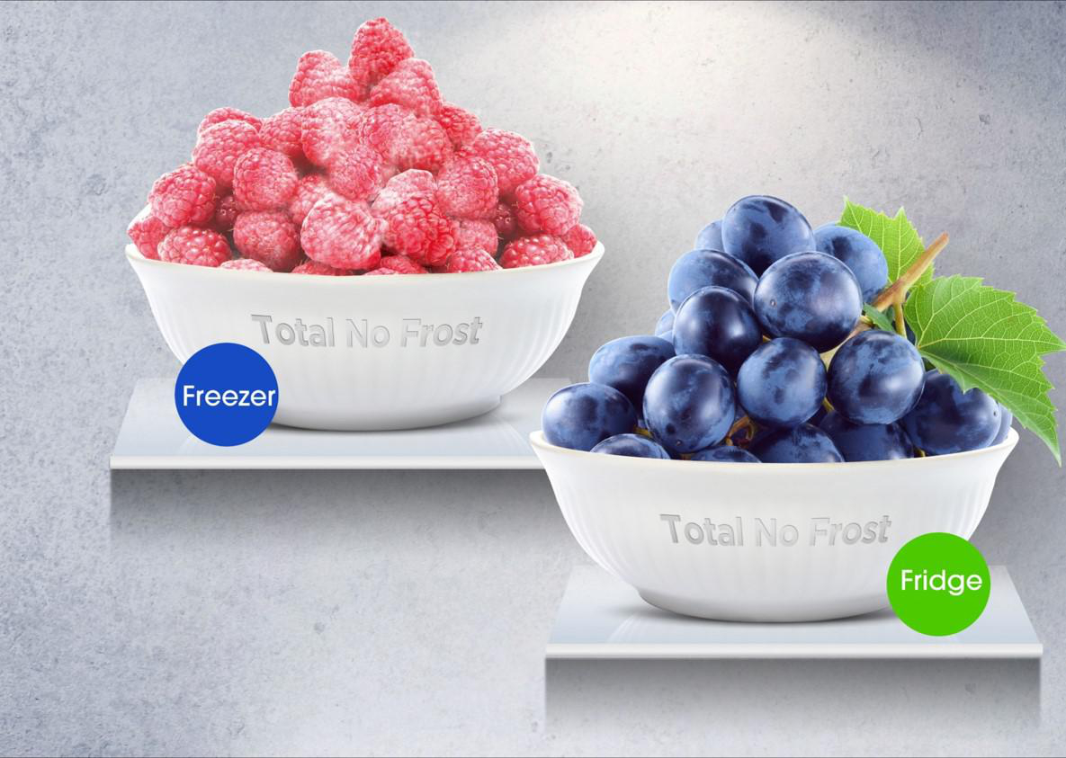 Zwei weiße Schalen, eine mit Himbeeren und die andere mit Trauben.