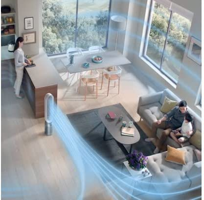 Sala de estar moderna con un purificador de aire Dyson y una familia en un sofá. Espacio luminoso.