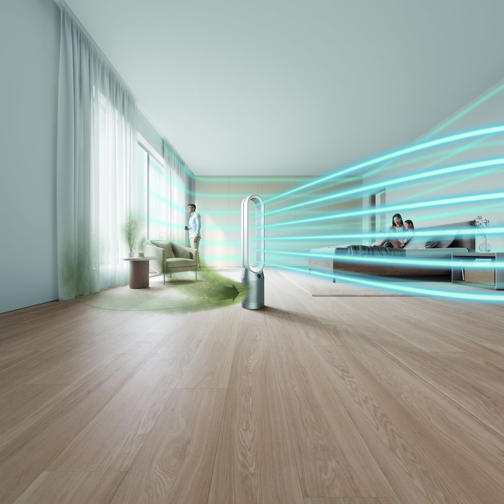 Habitación con ventilador soplando aire hacia una cama con personas y un hombre junto a una ventana.