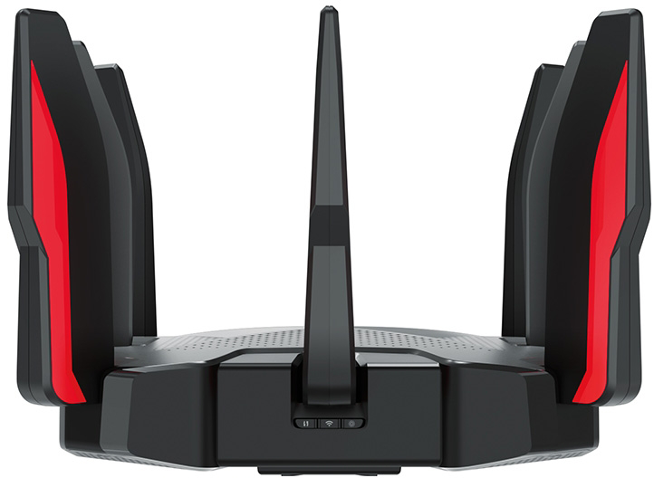Egy fekete router piros díszítésekkel és antennákkal. Fehér háttér előtt van.