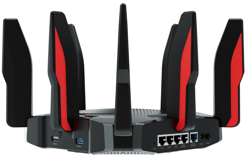 Fekete-piros WiFi router, a hátulja látható. Több antennával és porttal rendelkezik. Fehér háttér.