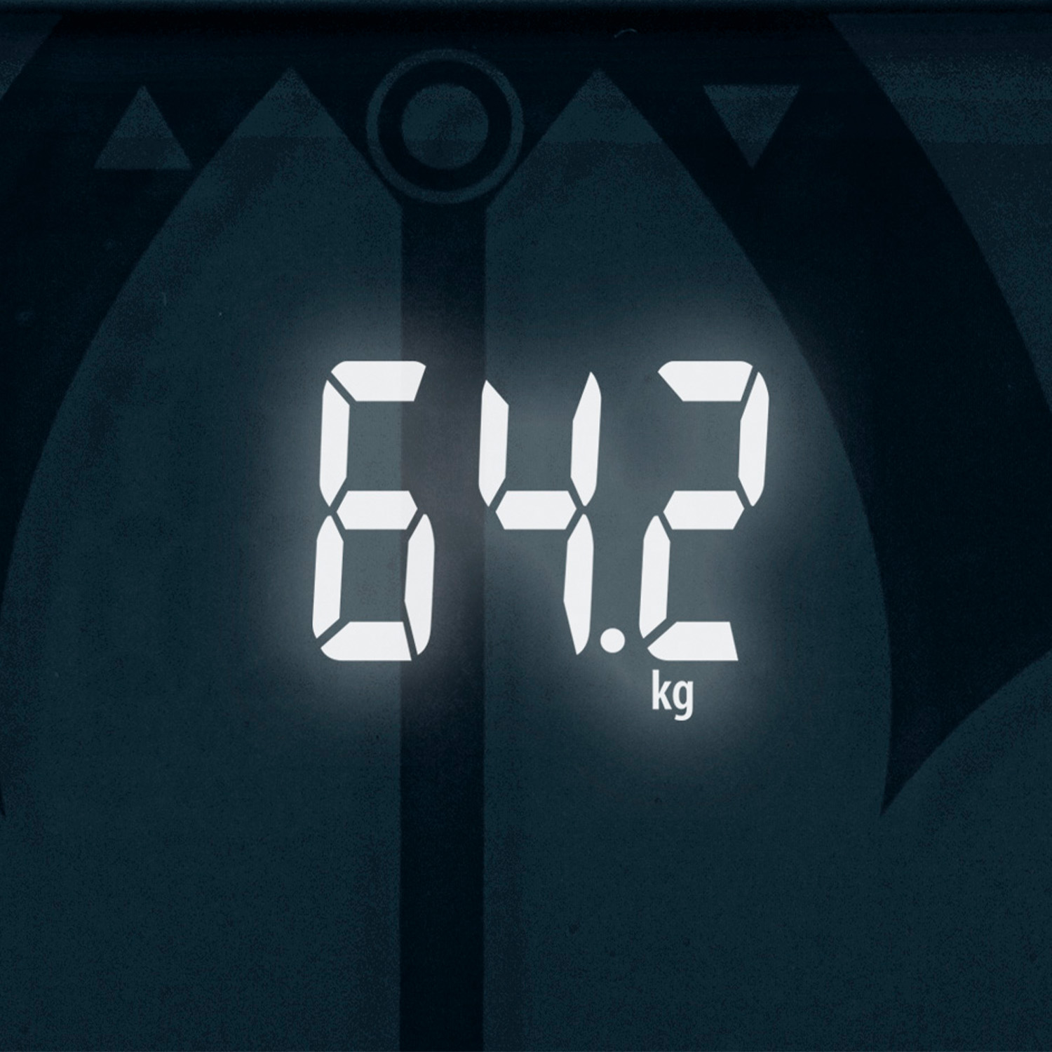 Digitale Anzeige einer Waage mit 64,2 kg.