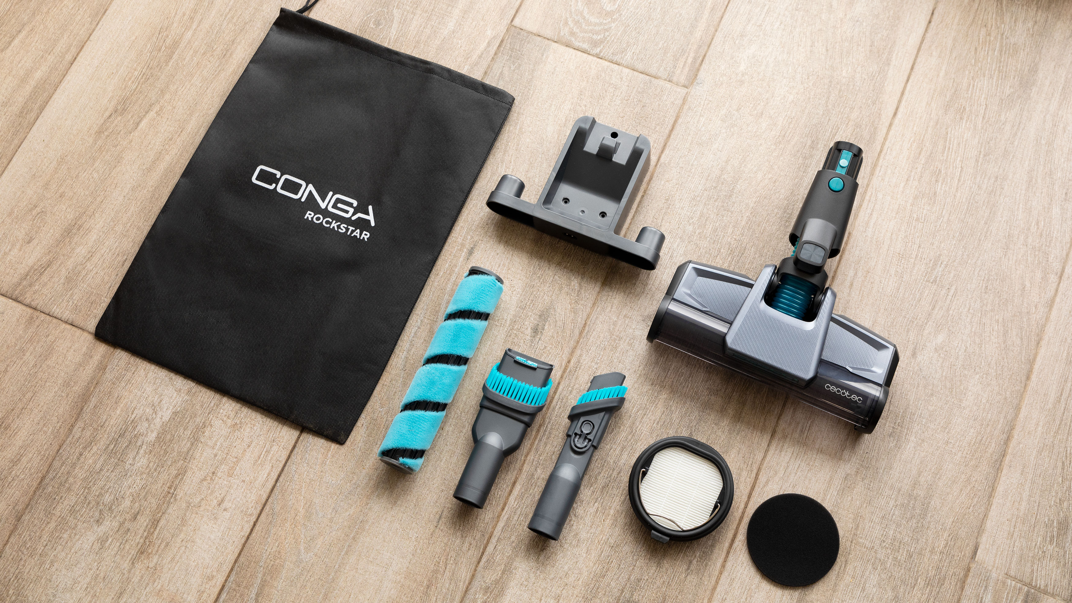 Accesorios de aspiradora colocados sobre madera. Incluye cepillos, una bolsa y un filtro.
