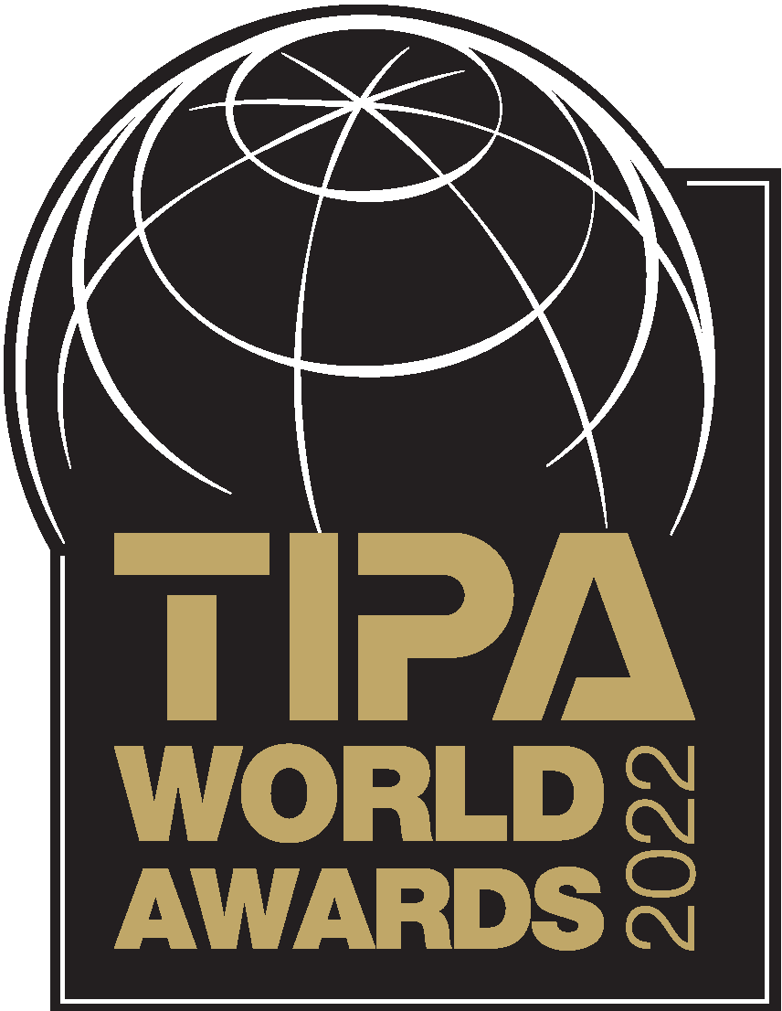 Logo TIPA World Awards 2022. Fond noir avec texte doré et un globe blanc.
