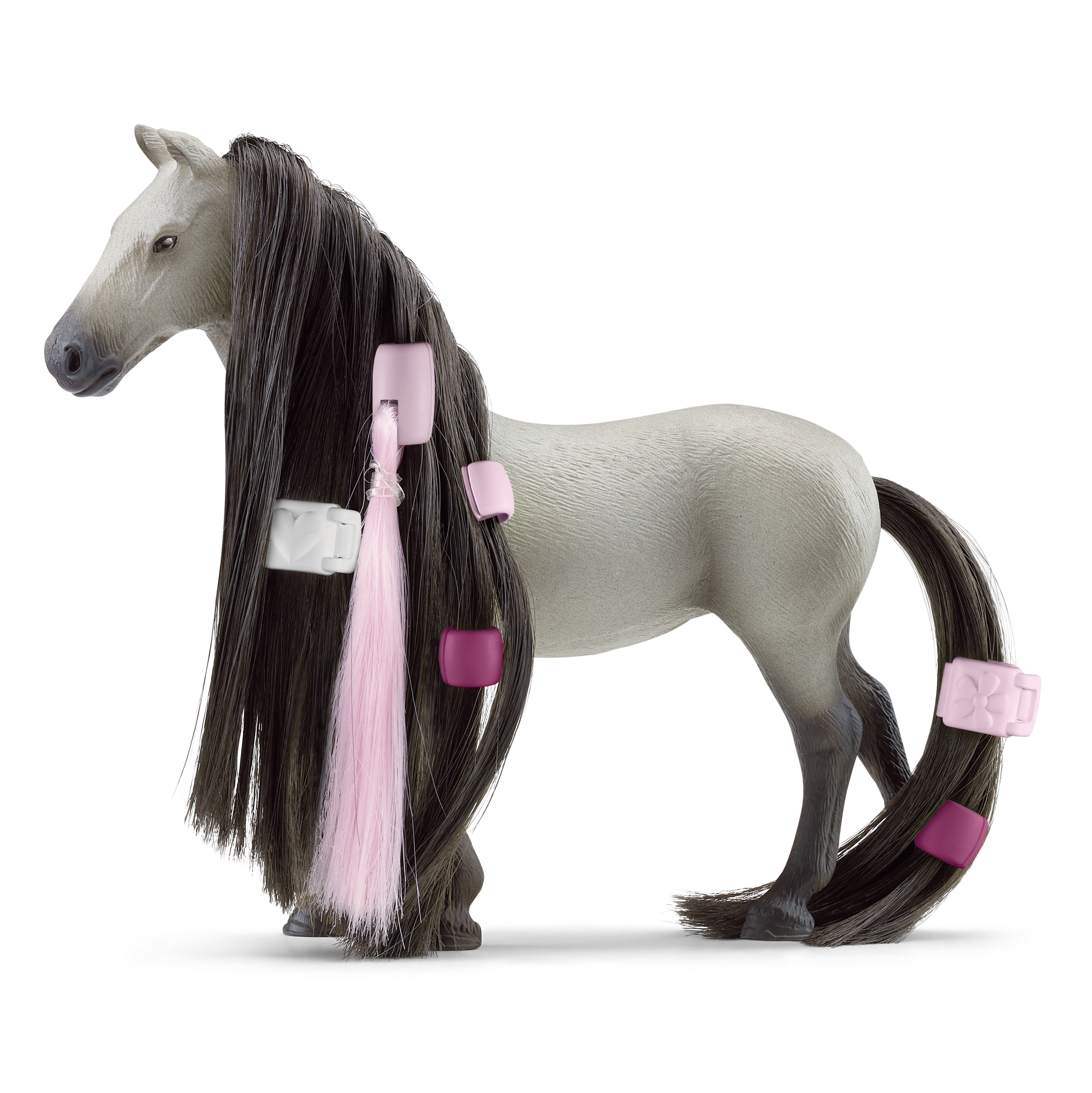 Graues Pferd mit langer, gestylter, schwarzer Mähne, pinken und lila Haaraccessoires.