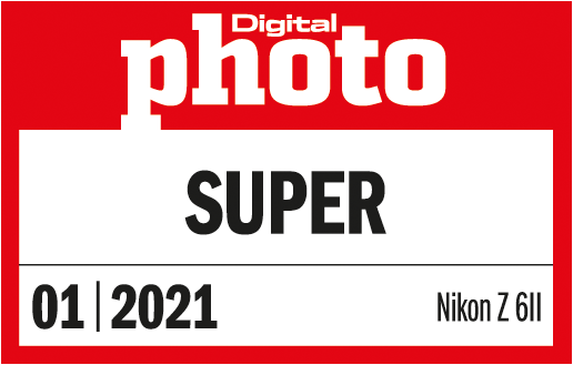 Badge rouge avec texte blanc: 'Digital photo SUPER 01|2021 Nikon Z 6II'.