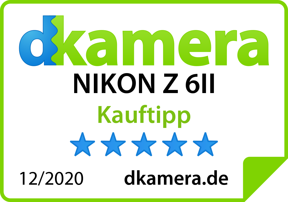 Autocollant vert et blanc avec 'dkamera' et 'NIKON Z 6II'. Le texte dit 'Kauftipp' et comporte cinq étoiles.