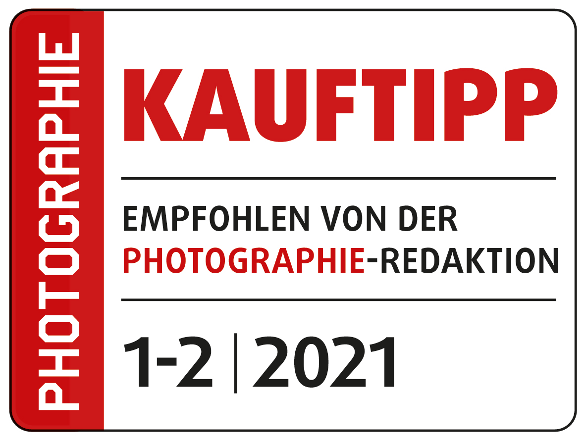 Étiquette rouge et blanche : KAUFTIPP, EMPFOHLEN, PHOTOGRAPHIE-REDAKTION, 1-2|2021.