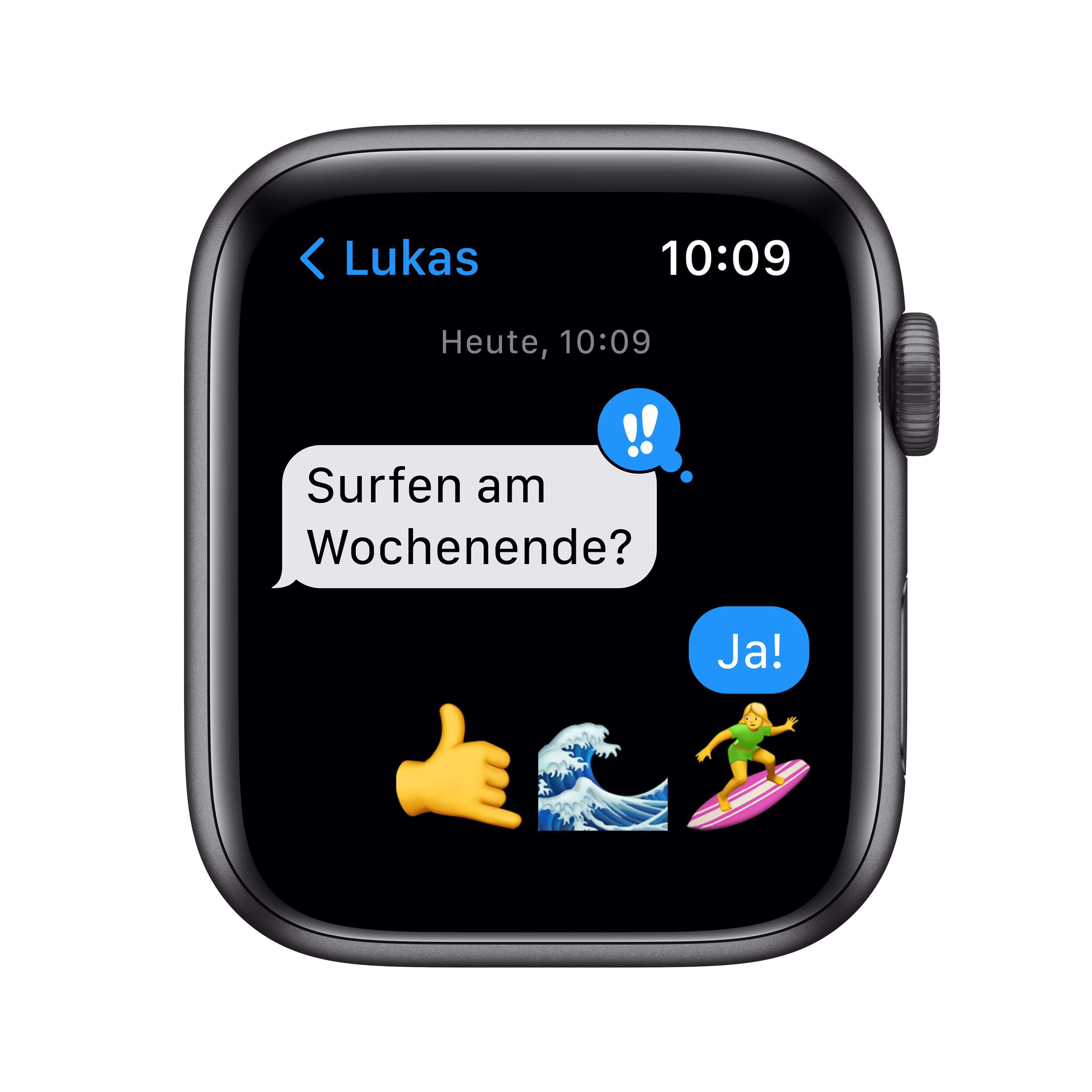 Apple Watch-Bildschirm zeigt eine Nachrichtenkonversation mit Emojis: Welle, Daumen hoch, Surfer.