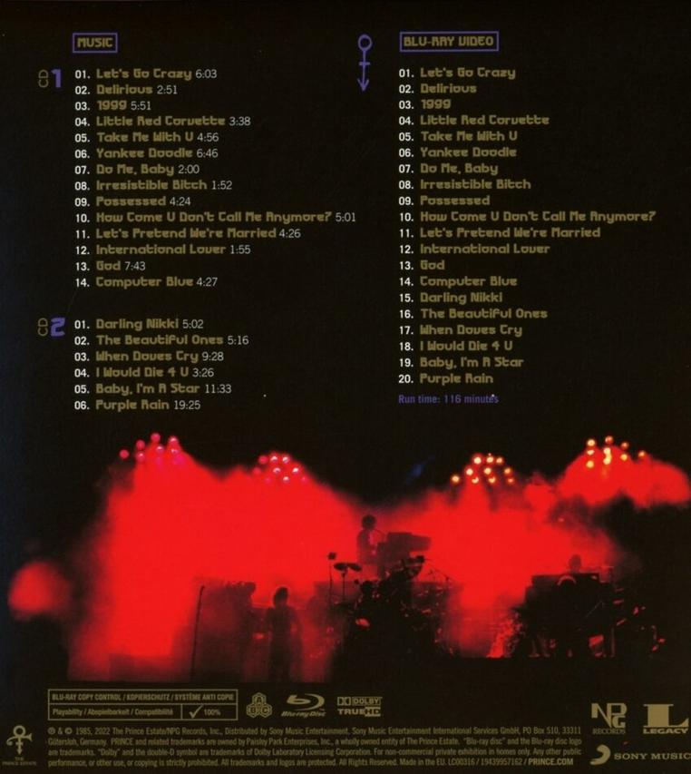 Zenei és Blu-ray videó számlista piros világítással és előadók sziluettjeivel.