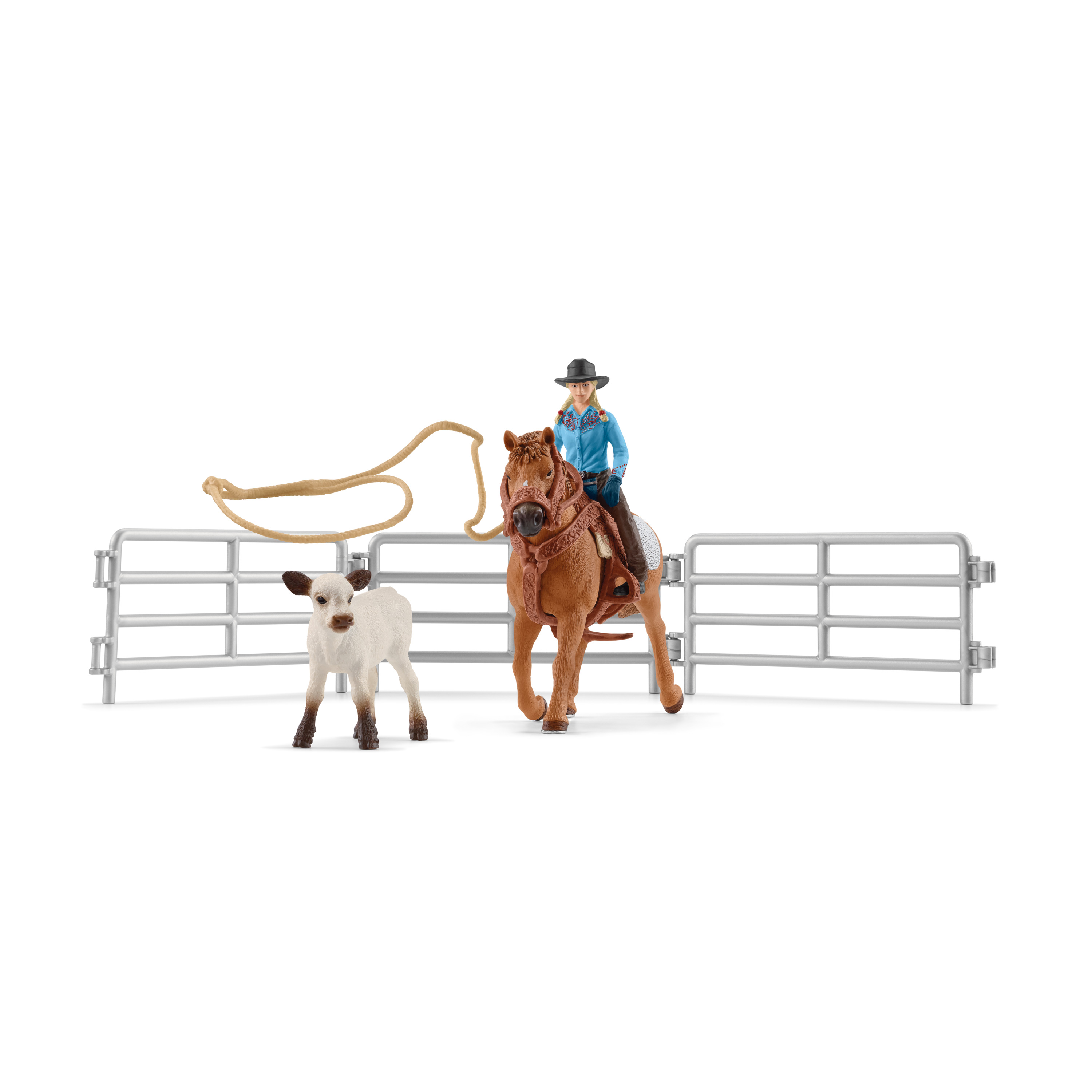 Cowgirl auf Pferd mit Kalb, vor einem Metallzaun.