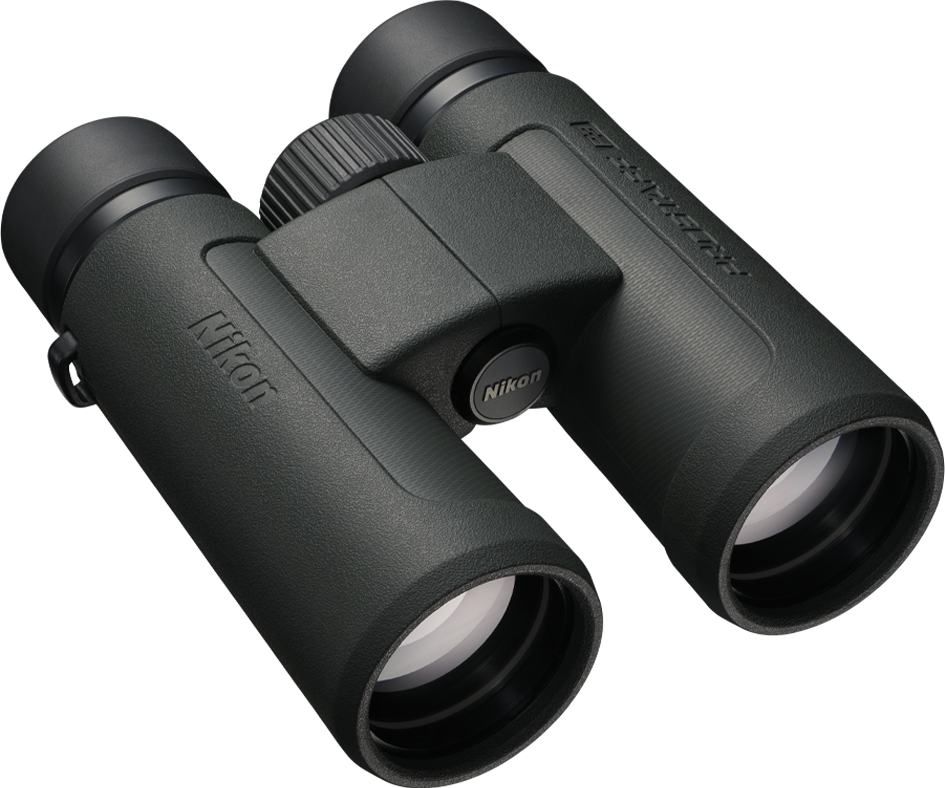 Binocolo Nikon nero. È compatto, con una rotella di messa a fuoco al centro. Lo sfondo è nero.