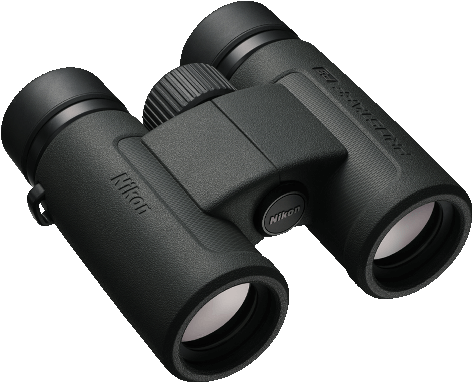 Binocolo Nikon nero. Ha una rotella di messa a fuoco e copriobiettivo. Lo sfondo è nero.