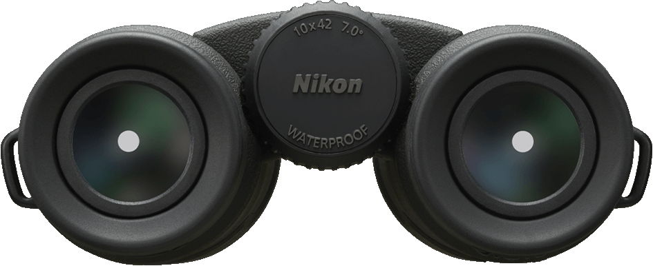 Schwarzes Nikon Fernglas mit weißer Beschriftung und schwarzem Hintergrund.