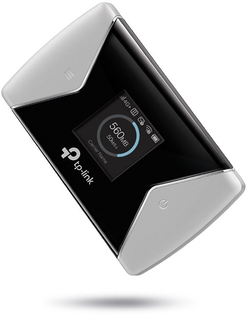Un routeur Wi-Fi mobile TP-Link noir et argent avec un écran affichant les données d'utilisation.