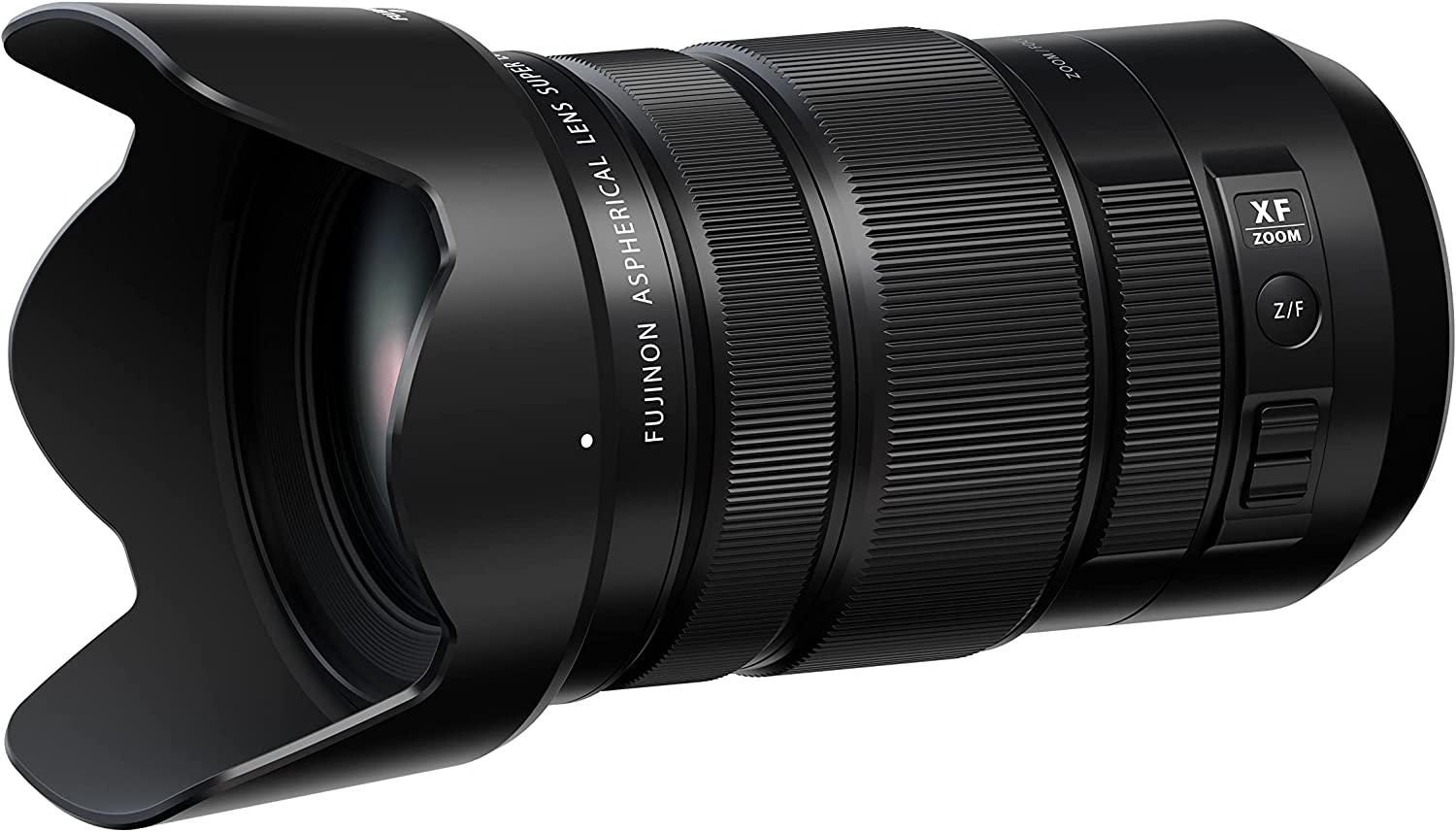 Fujinon XF Objektiv auf weißem Hintergrund. Schwarzes Objektiv mit Zoom- und Fokusringen. Gegenlichtblende angebracht.