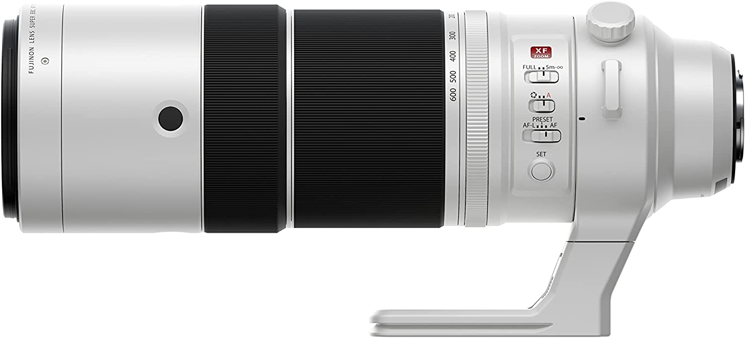 Weißes Fujinon XF-Objektiv. Mit Gegenlichtblende, Zoomring und verschiedenen Bedienelementen.