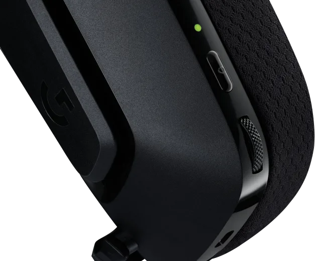 Gros plan sur un casque gaming noir : Contrôle du volume, bouton d'alimentation et microphone. Design en mesh noir.