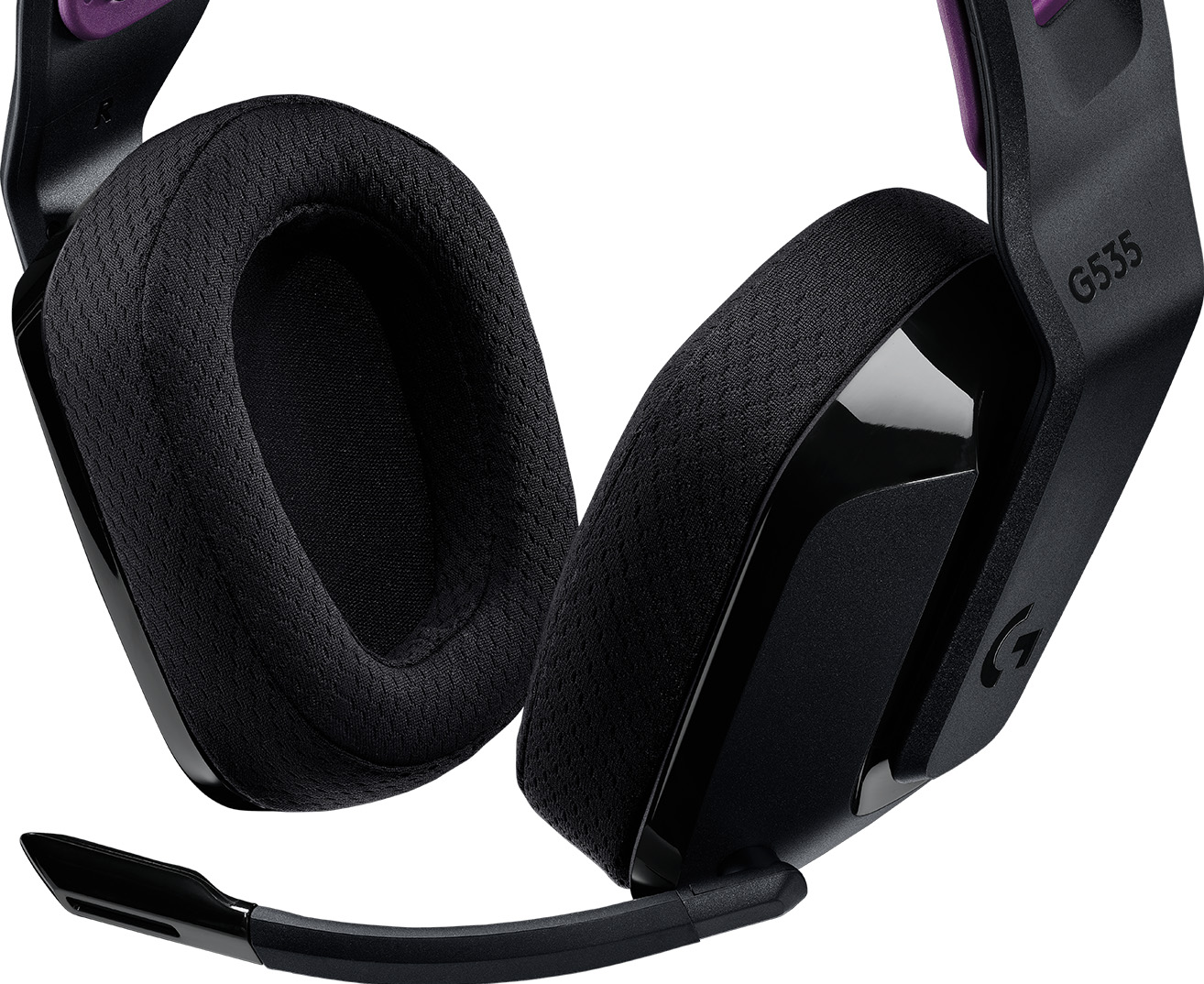 Gros plan sur un casque de jeu noir et violet avec un microphone sur fond blanc.