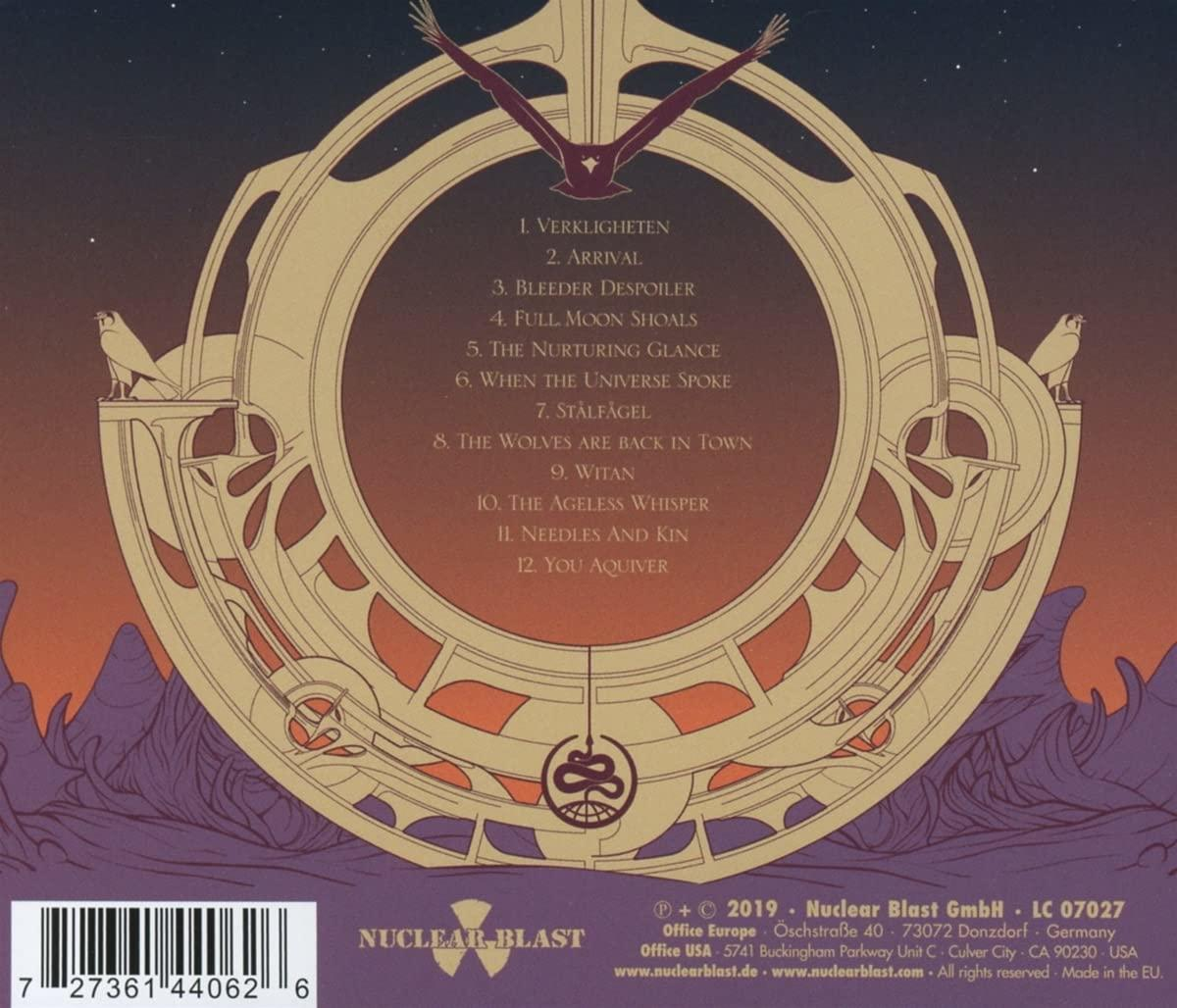 Rückseite einer CD mit Titelliste und Albumcover, das ein zentrales Design mit Text und Grafiken zeigt.