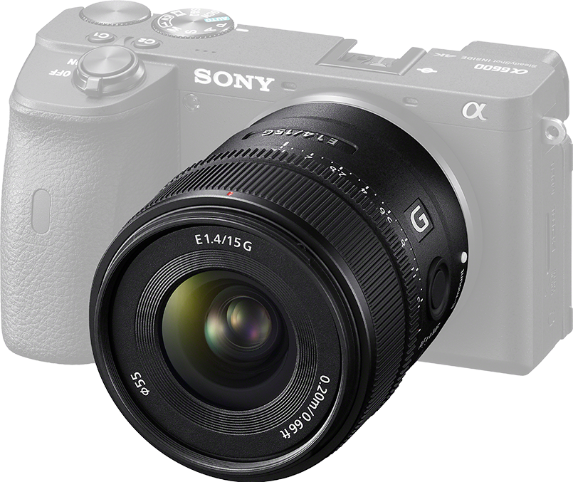 Gros plan d'un appareil photo Sony Alpha 6600 avec un objectif E 1.4/15G.