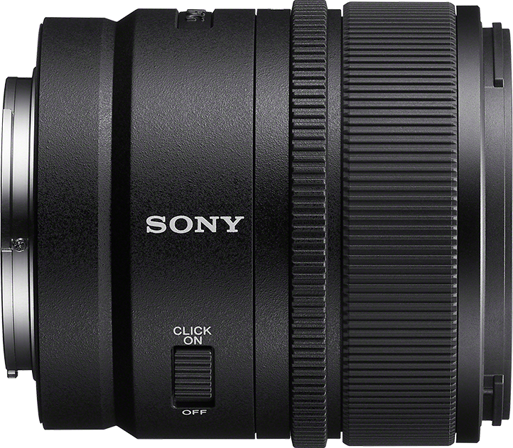 Un objectif Sony noir avec bague de mise au point et bague d'ouverture.