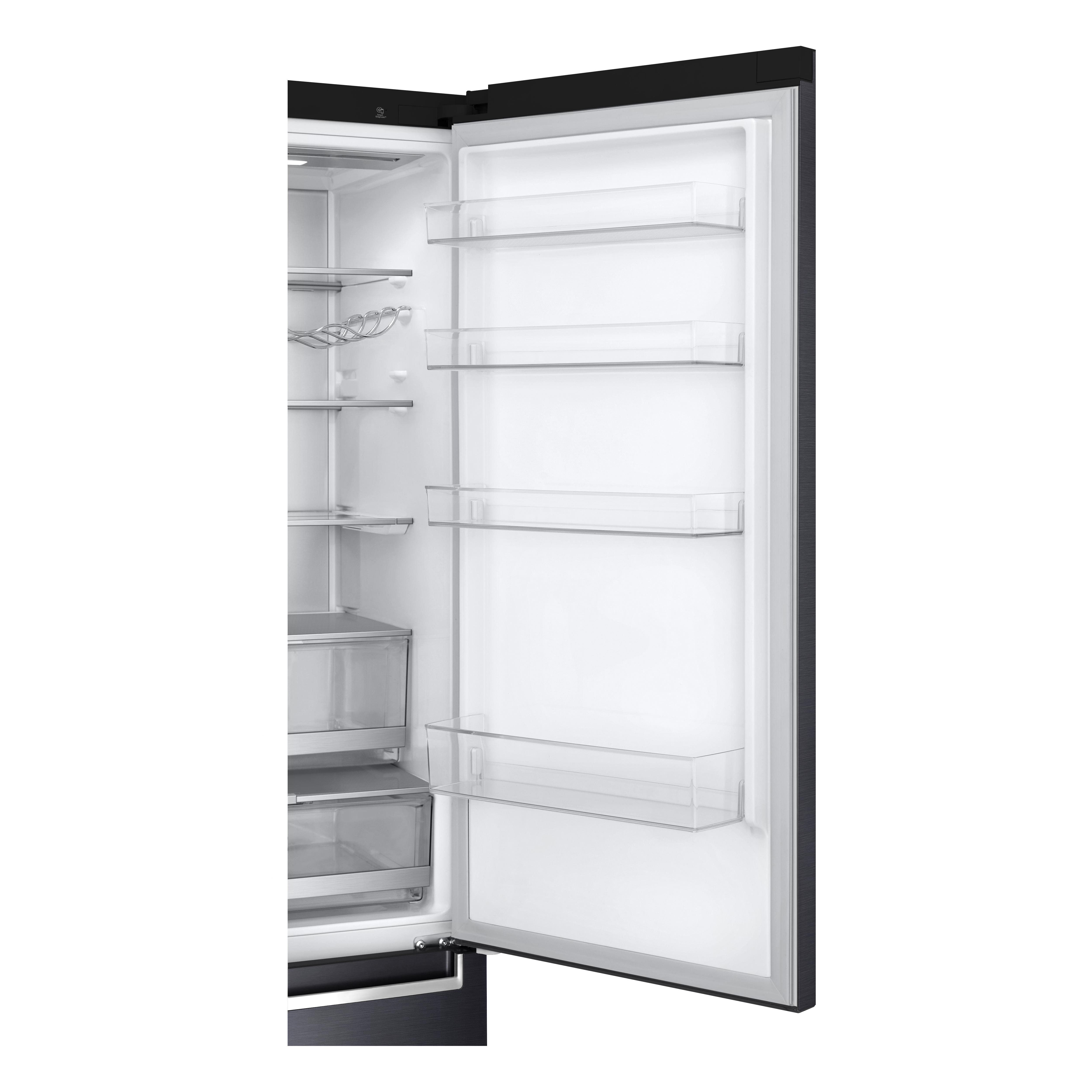 Kühlschrank mit geöffneter Tür, Regale und Schubladen im weißen Innenraum.