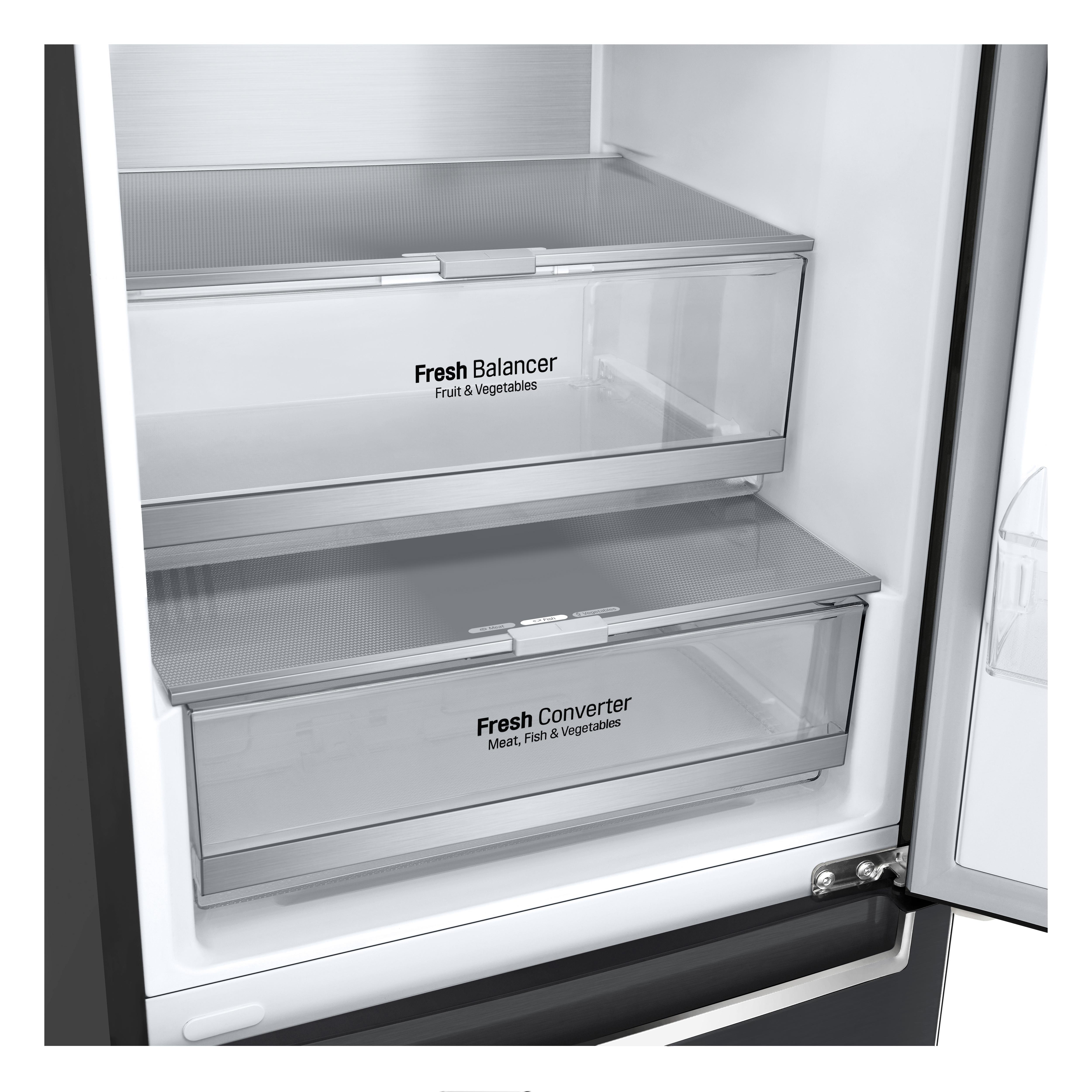 Innenseite eines Kühlschranks. Zwei Schubladen mit frischem Gemüse und Fleisch.