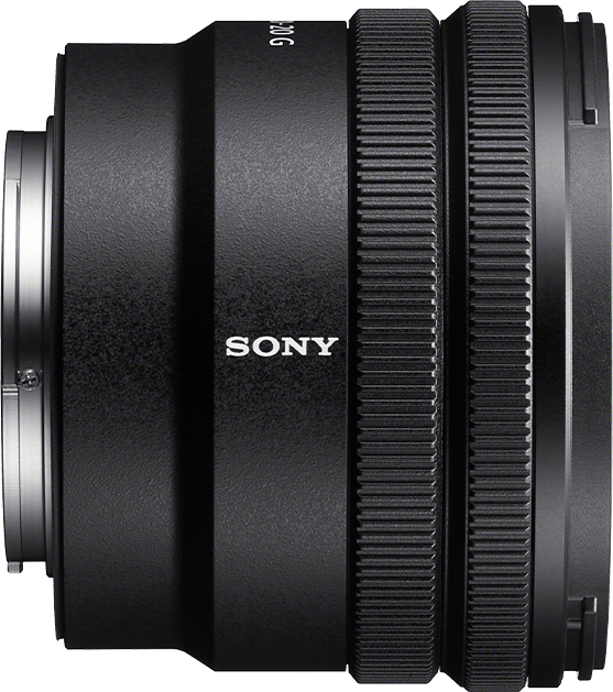 Sony Kameraobjektiv. Schwarze, zylindrische Form mit strukturierten Ringen. Das Sony-Logo ist seitlich sichtbar.
