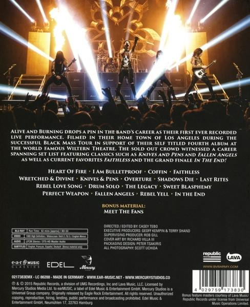 Rückseite einer DVD-Hülle mit Bandmitgliedern auf der Bühne, Songtiteln und Credits.