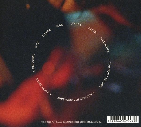 Die Rückseite einer Musik-CD mit Titeln, die kreisförmig auf dunklem Hintergrund angeordnet sind.