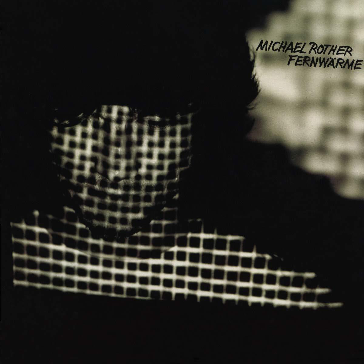 Albumcover: ein Schwarzweißfoto eines Gesichts mit kariertem Muster.