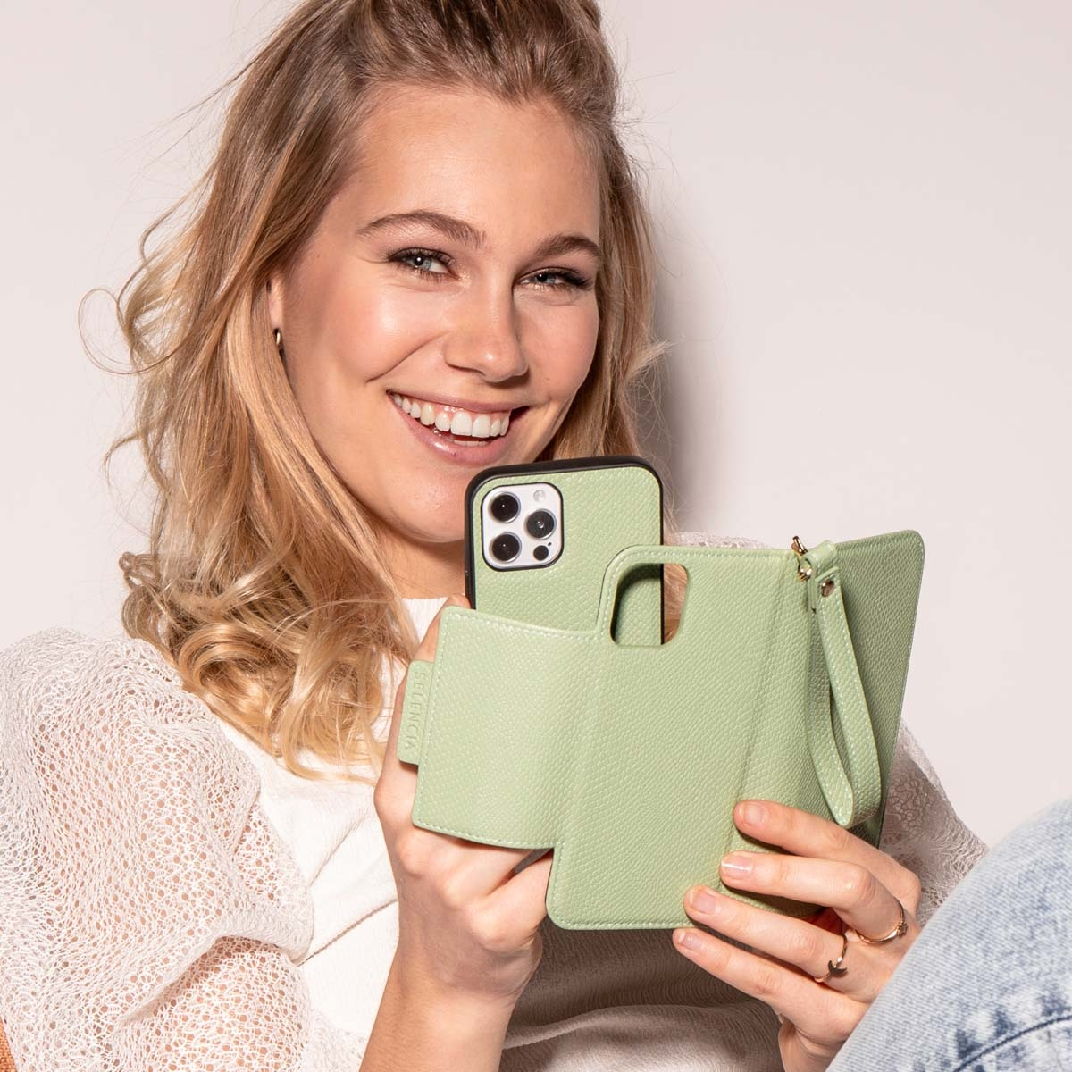 SELENCIA Flipcover Snake Bookcase iPhone 13 Vert (SH00044500)