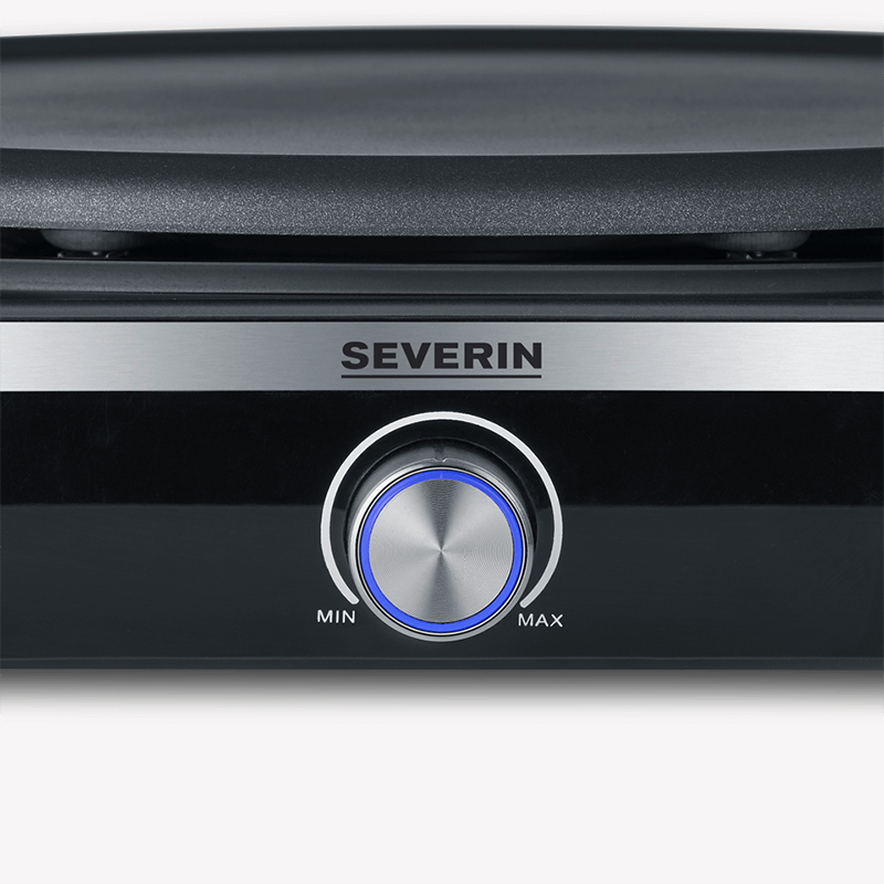 Nahaufnahme einer schwarzen Grillplatte mit silbernem Drehregler. Text: 'Severin', 'Min' und 'Max'.