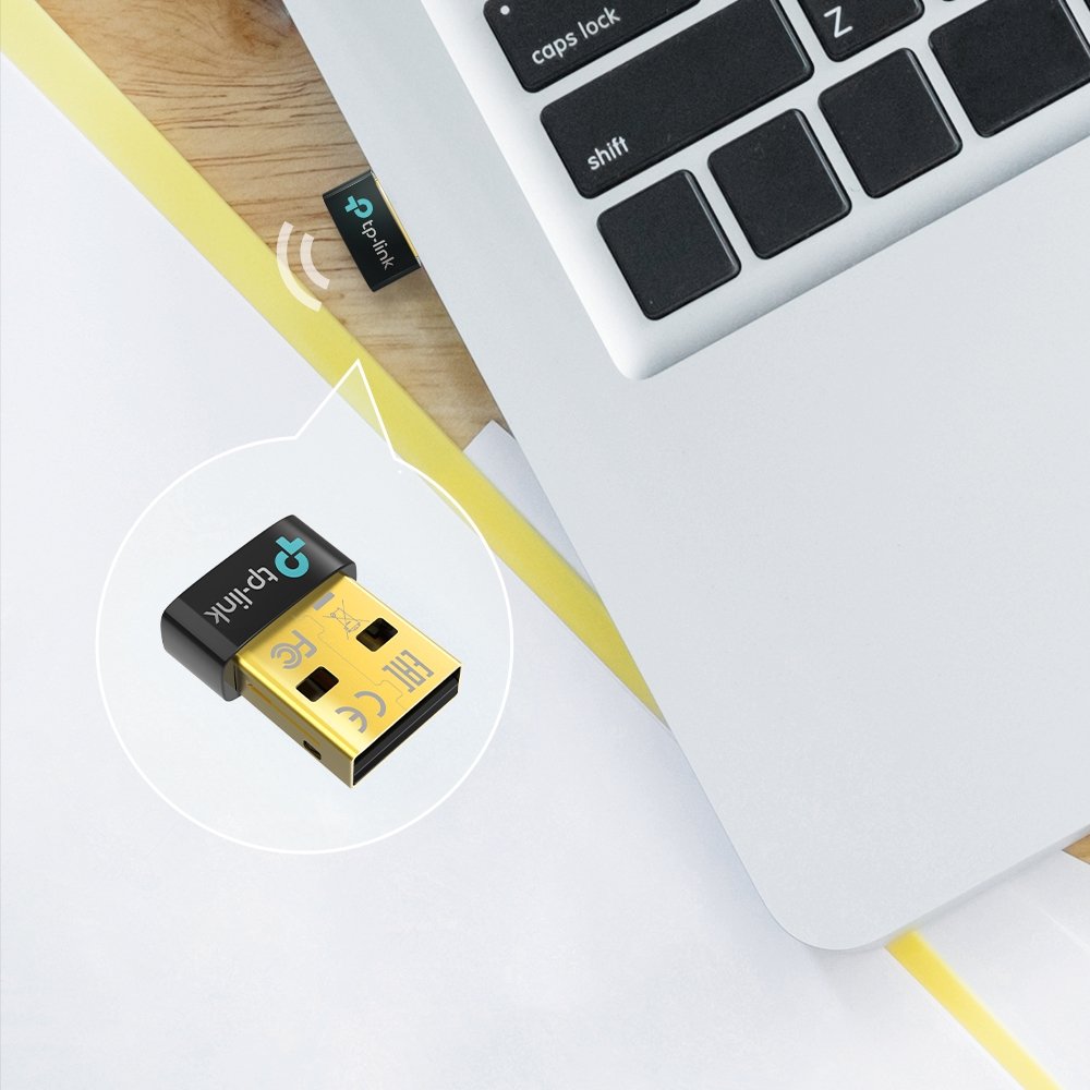 Un adattatore WiFi USB collegato a un laptop. Un cerchio mostra il segnale.