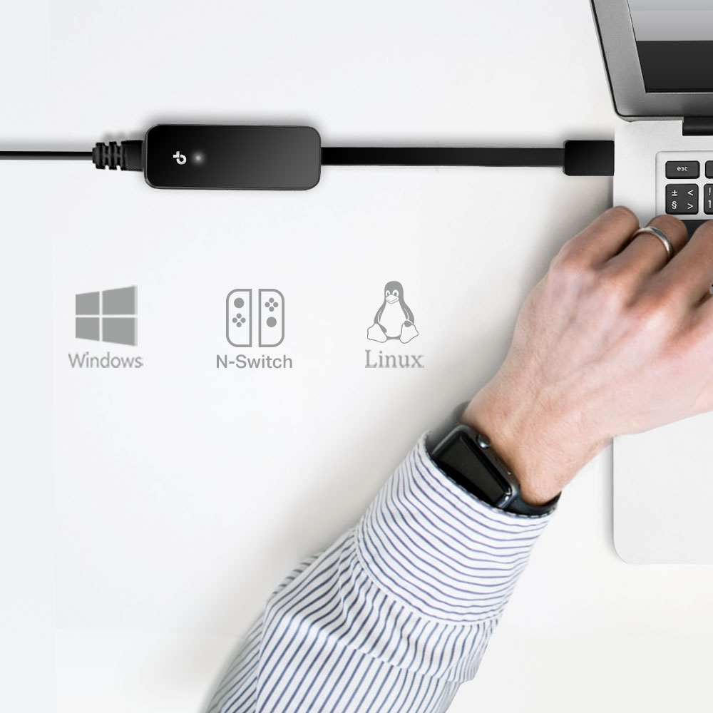Ein schwarzer Adapter, der mit einem Laptop verbunden ist, mit Symbolen für Windows, N-Switch und Linux.