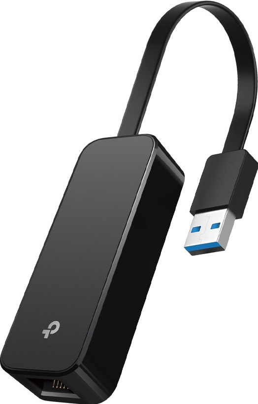 Schwarzer USB-zu-Ethernet-Adapter. Er hat einen USB-Anschluss und einen Ethernet-Anschluss. Er ist vor weißem Hintergrund.
