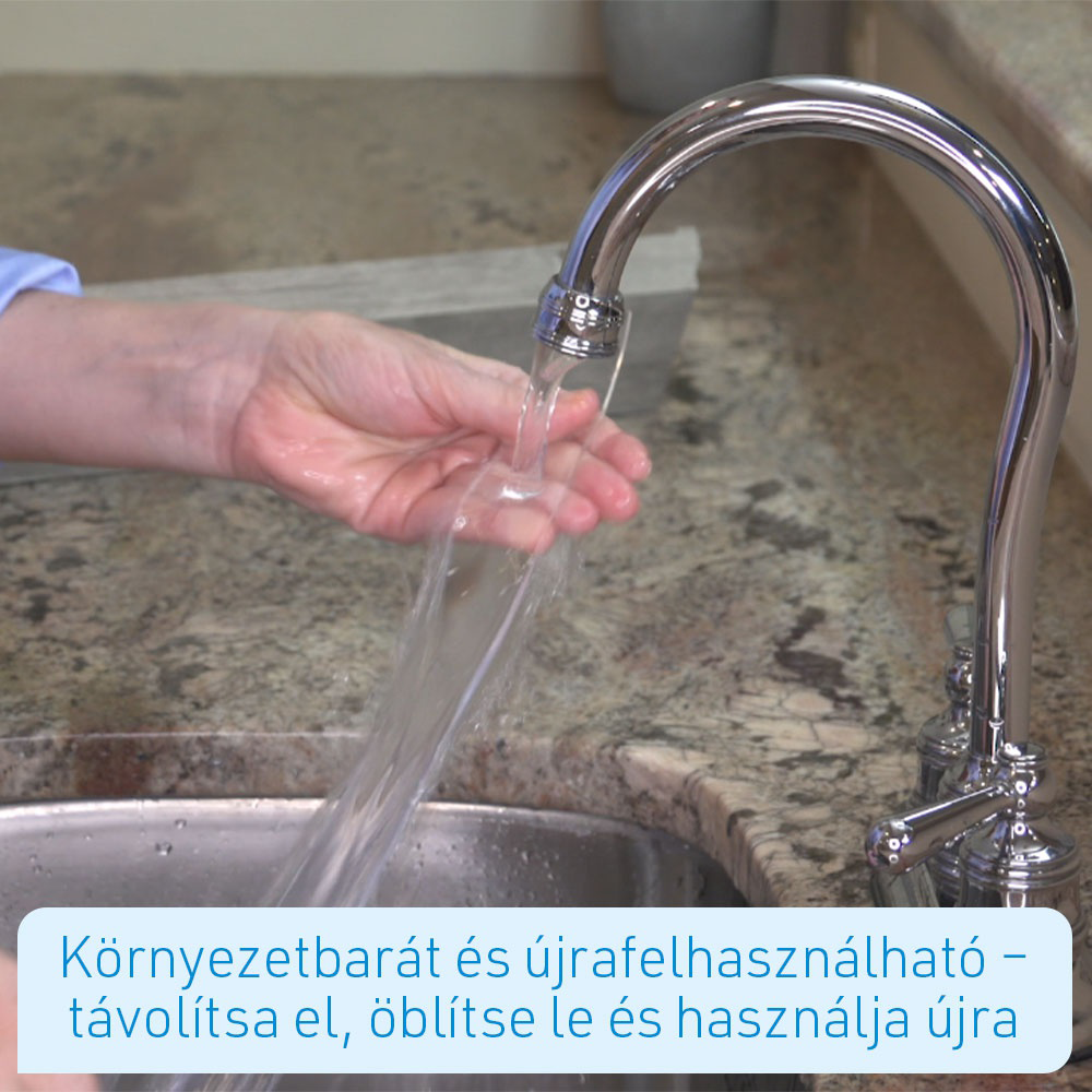 Kéz folyó víz alatt egy króm csapból, márvány pulton.