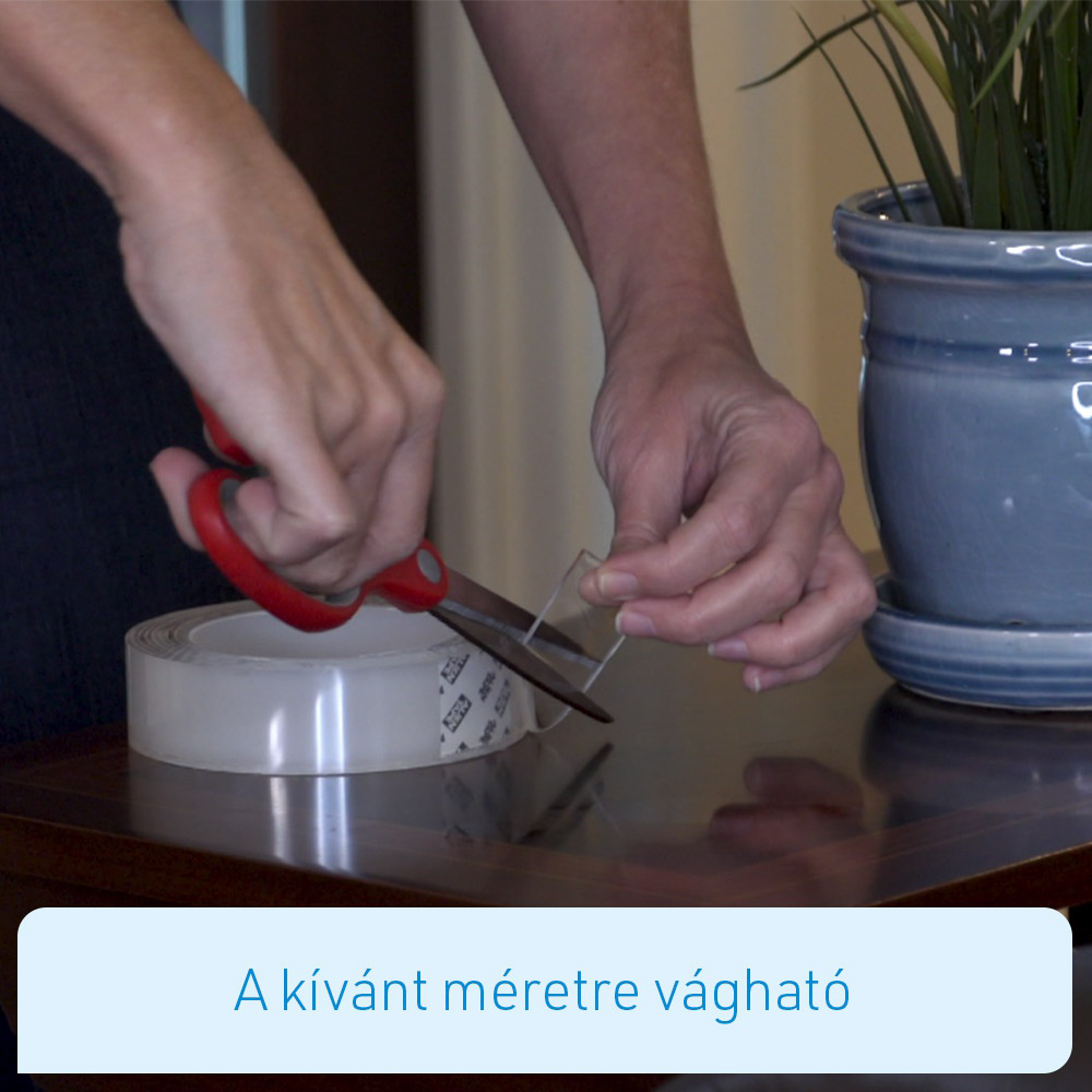 Kéz ollóval átlátszó ragasztószalagot vág. Szöveg: A kívánt méretre vágható.
