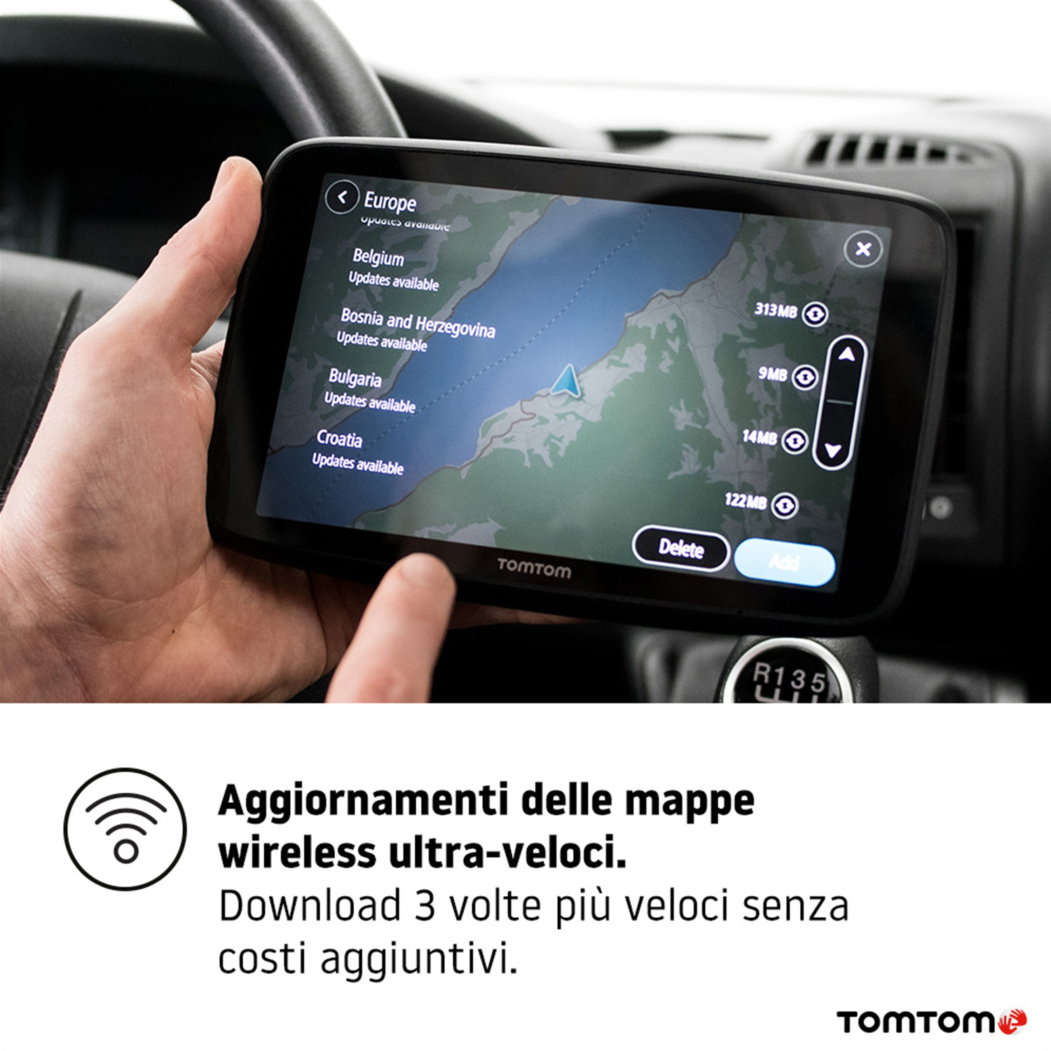 Una mano che tiene un dispositivo TomTom che mostra una mappa con l'Europa e le opzioni di aggiornamento.