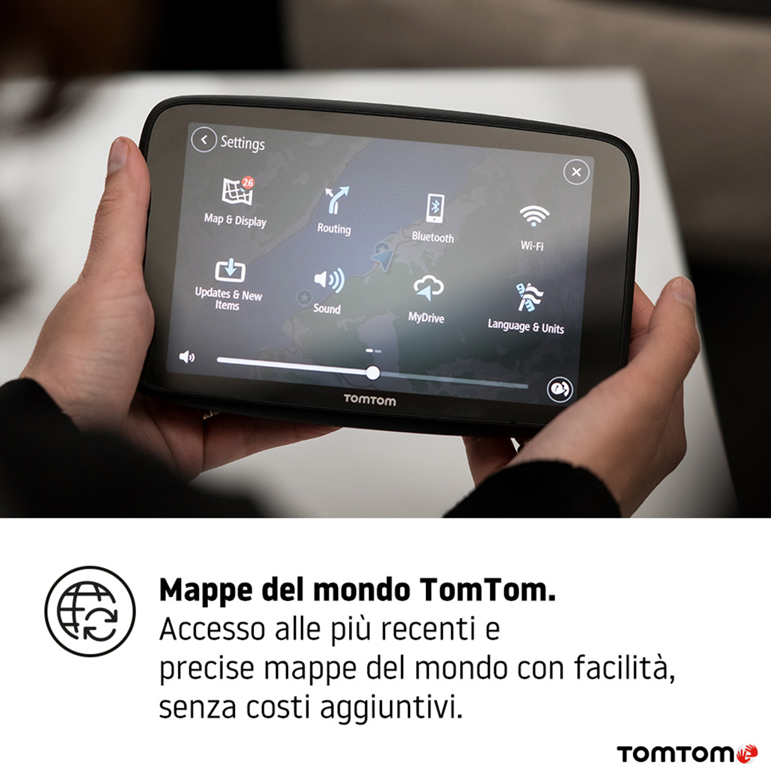 Mani che tengono un dispositivo GPS TomTom che mostra un'interfaccia mappa con impostazioni.
