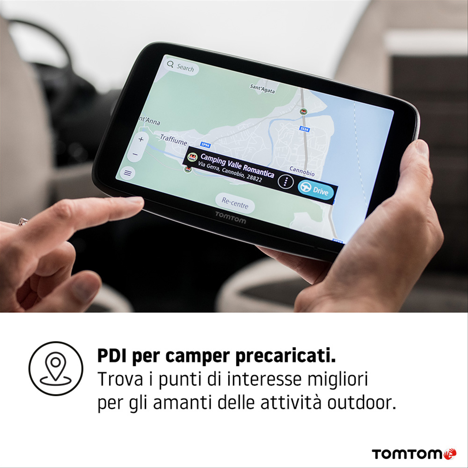 Una mano tiene in mano un dispositivo TomTom che mostra una mappa. Lo schermo mostra un percorso e POI.
