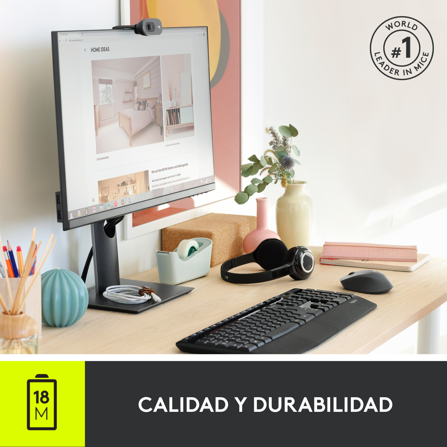 Configuración de escritorio: monitor, cámara web, teclado, ratón y auriculares. Texto: Calidad y Durabilidad.