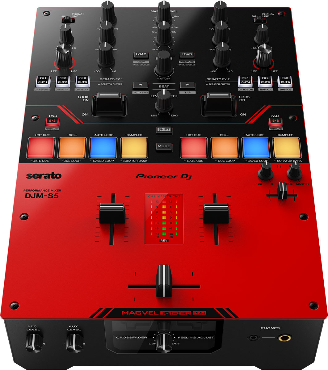 Ein rot-schwarzer DJ-Mixer mit verschiedenen Knöpfen, Fadern und Serato- und Pioneer DJ-Branding.