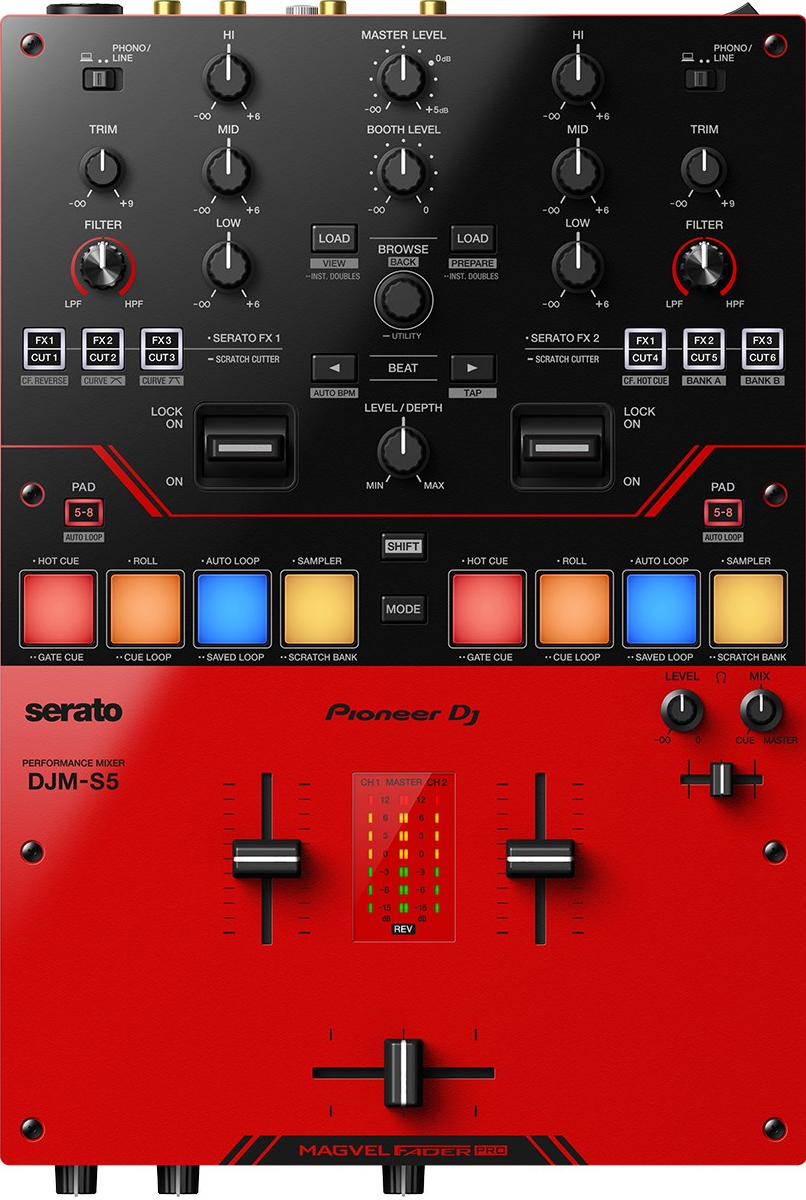 Ein rot-schwarzer DJ-Mixer. Er hat zahlreiche Knöpfe, Fader und Tasten mit beschrifteten Funktionen.