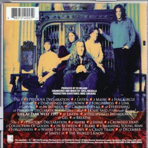 Rückseite einer CD-Hülle mit einer Gruppe von Leuten, Songtiteln und Produktionsgutschriften.